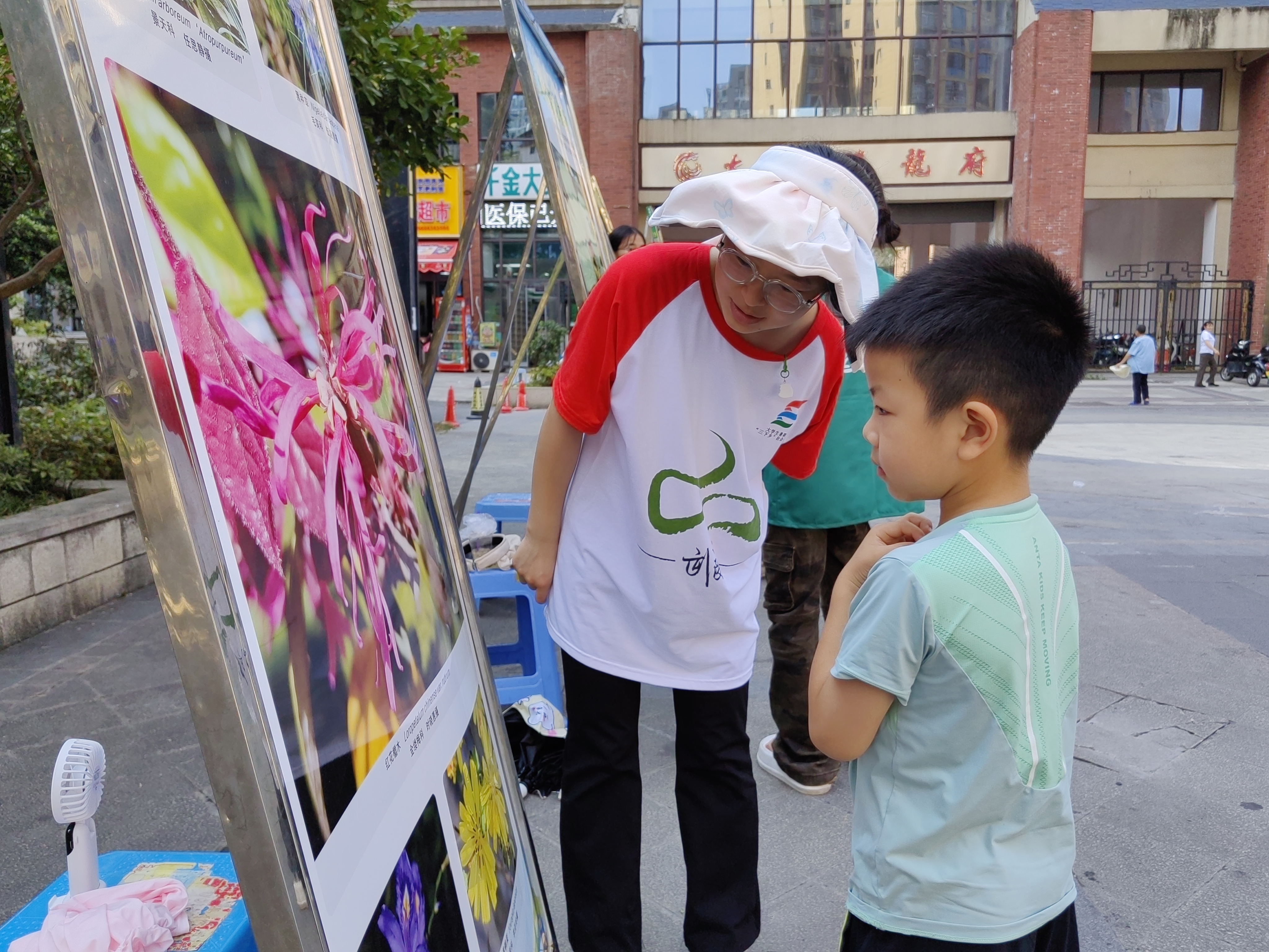 图为展板讲解2，唐诗琴摄.jpg