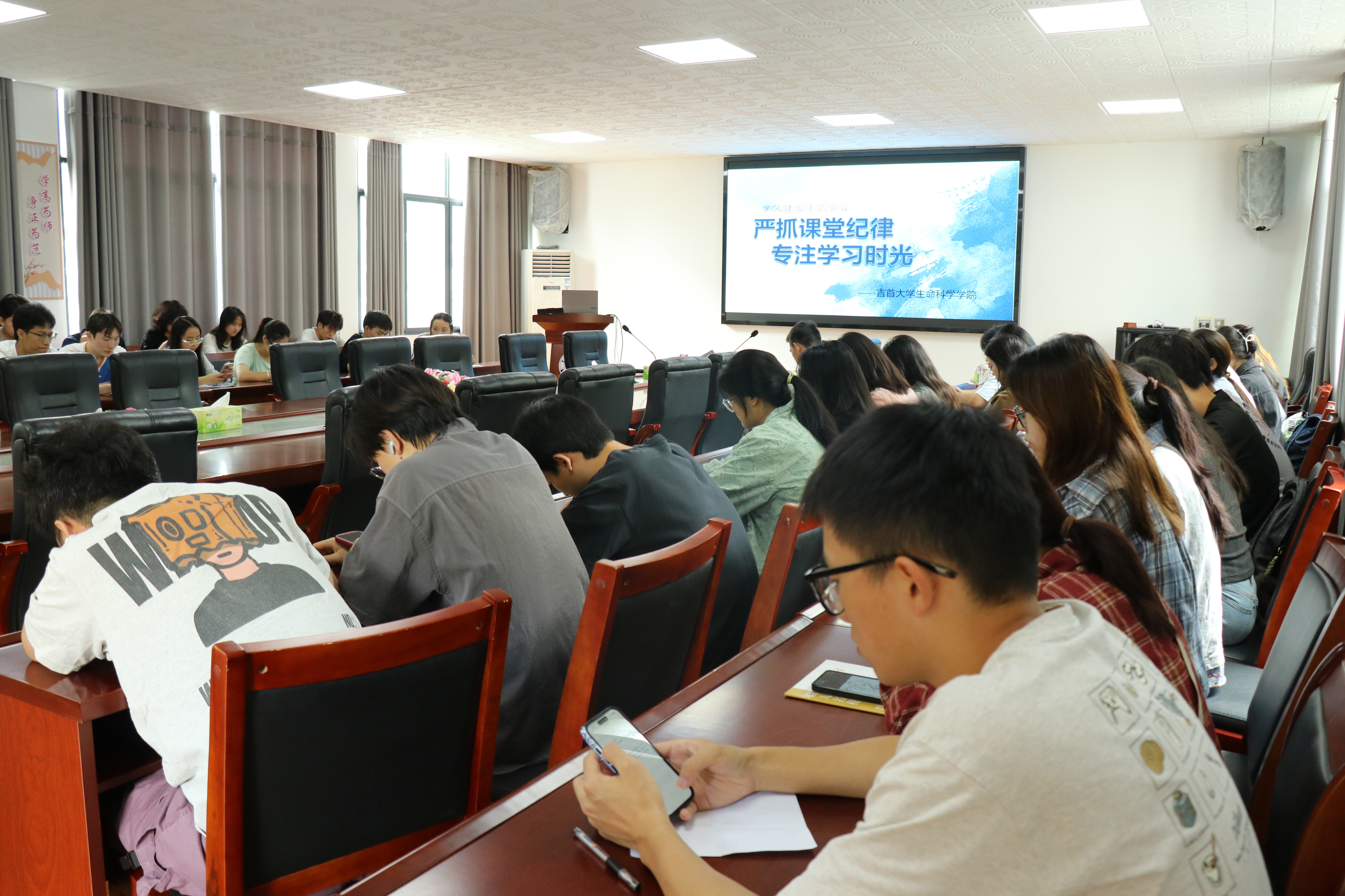 图为会议现场.JPG