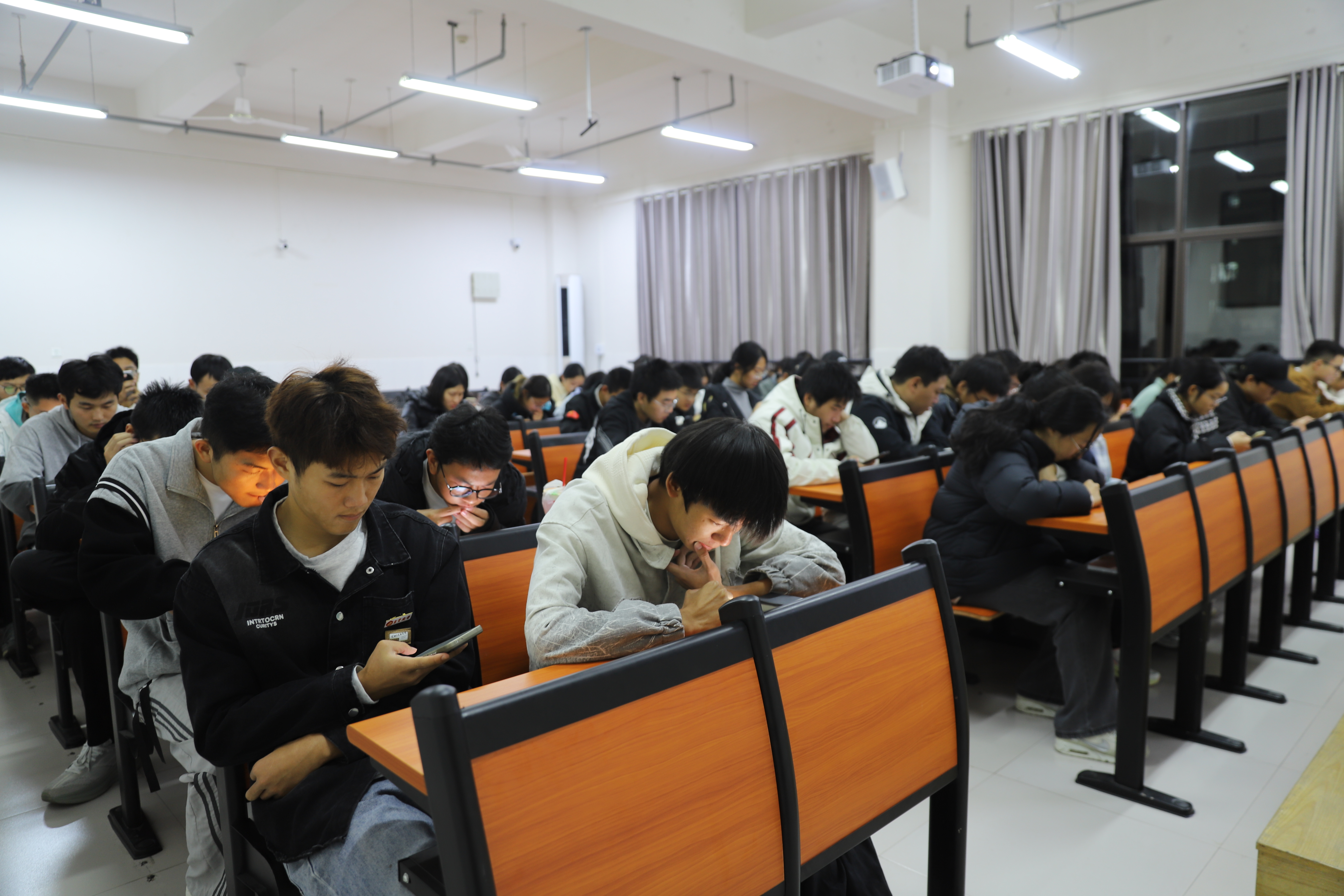 图为考试现场 (3).JPG